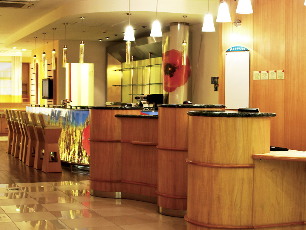 Hotel ibis Buenos Aires Obelisco Exterior foto